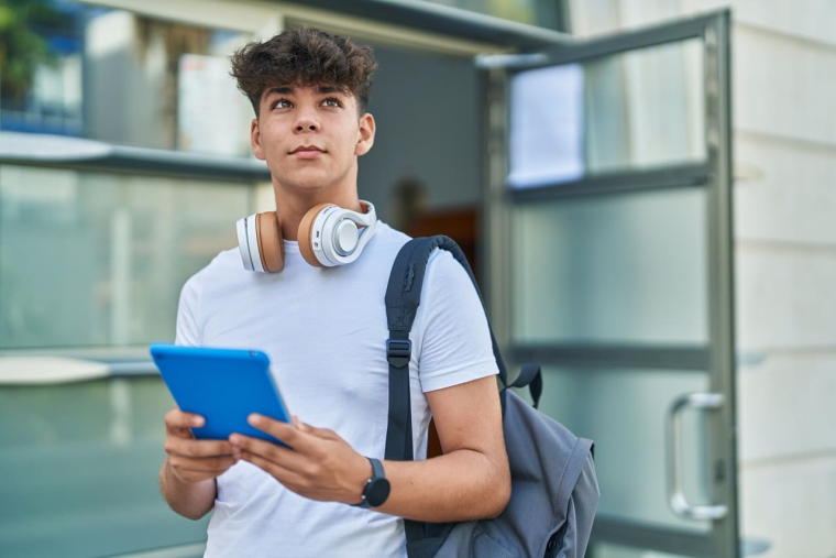 (Dès la rentrée, mettez toutes les chances de son côté et protégez les équipements de votre ado avec Bourso Protect - Visuel Adobe Stock)