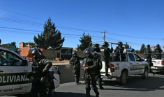 Des policiers sont déployés à El Alto, en Bolivie, le 20 juin 2026, après que le président Rodrigo Paz a décrété l'état d'exception dans tout le pays ( AFP / AIZAR RALDES )