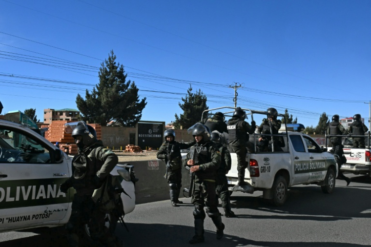 Des policiers déployés à El Alto, après que le président Rodrigo Paz a décrété l'état d'exception dans tout le pays, le 20 juin 2026 en Bolivie ( AFP / AIZAR RALDES )