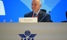 Le directeur général de l'Association internationale du transport aérien (Iata), Willie Walsh, face à des centaines de délégués de son organisation réunis en assemblée générale à New Delhi, le 2 juin 2025 ( AFP / Money SHARMA )