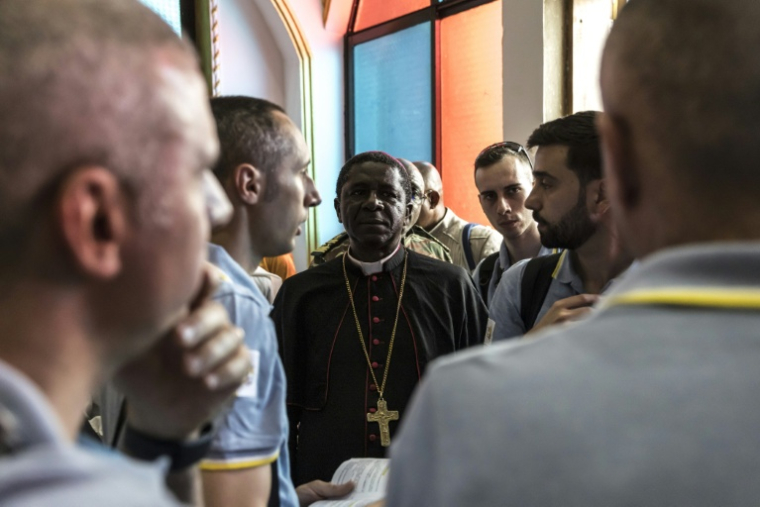 L’archevêque de Bamenda, Andrew Nkea Fuanya (c), accompagné par une délégation du Vatican à la cathédrale métropolitaine Saint-Joseph à Bamenda, le 12 avril 202, 6à la veille de la visite du pape Léon XIV au Cameroun ( AFP / PATRICK MEINHARDT )