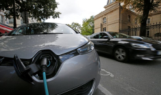 Une voiture électrique en train d'être rechargée dans une rue de Paris, en France