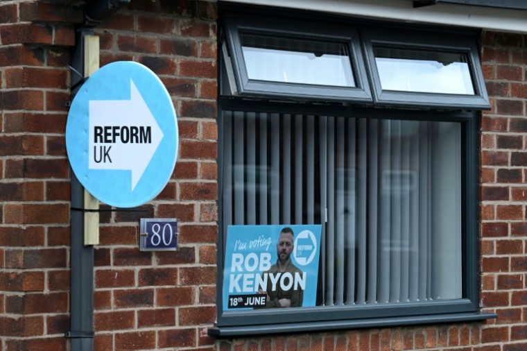 Le travailliste Andy Burnham se présente dans la circonscription de Makerfield, en Angleterre, où son principal adversaire est Robert Kenyon, un plombier candidat du parti anti-immigration Reform UK ( AFP / Oli SCARFF )