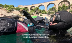 En apnée, un artiste plasticien coud les déchets de la Méditerranée