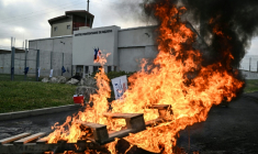 Des surveillants pénitentiaires bloquent l'accès à la prison de Béziers, le 27 avril 2026 dans l'Hérault ( AFP / Gabriel BOUYS )
