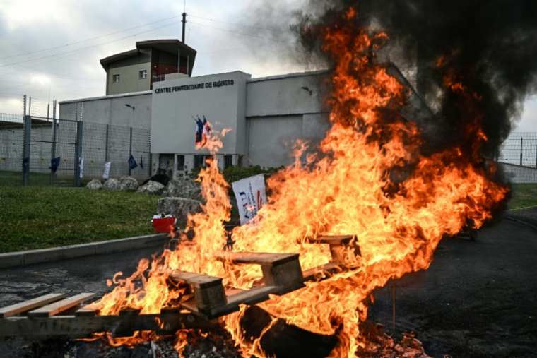 Des surveillants pénitentiaires manifestent devant la prison de Bois-d'Arcy (Yvelines) le 27 avril 2026 ( AFP / Gabriel BOUYS )