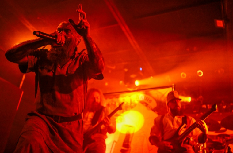 Le meneur du groupe de metal ukrainien "1914", Dmytro Ternouchtchak (nom de scène "Dmytro Koumar") chante lors d'un concert à Varsovie, le 25 mars 2026 ( AFP / Sergei GAPON )