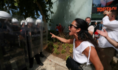 Manifestation à Tirana contre un projet immobilier lié à la famille Trump dans un parc naturel de la côte albanaise, le 2 juillet 2026 ( AFP / Adnan Beci )
