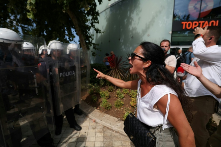 Manifestation à Tirana contre un projet immobilier lié à la famille Trump dans un parc naturel de la côte albanaise, le 2 juillet 2026 ( AFP / Adnan Beci )