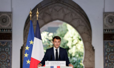Le président français Emmanuel Macron à la Grande Mosquée de Paris