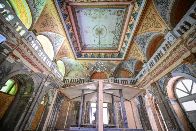 Le hall d'entrée des bains impériaux de Neptune, laissés à l'abandon, le 29 juillet 2025 à Baile Herculane, en Roumanie ( AFP / Daniel MIHAILESCU )