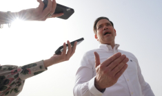 Le secrétaire d'Etat américain Marco Rubio s'adresse aux journalistes avant d'embarquer dans son avion à l'aéroport international Indira Gandhi de New Delhi, le 25 mai 2026 ( POOL / Julia Demaree Nikhinson )
