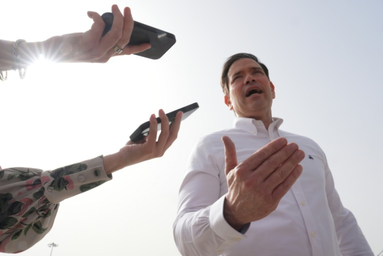 Le secrétaire d'Etat américain Marco Rubio s'adresse aux journalistes avant d'embarquer dans son avion à l'aéroport international Indira Gandhi de New Delhi, le 25 mai 2026 ( POOL / Julia Demaree Nikhinson )