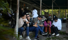 Des proches de détenus consultent leurs téléphones portables en attendant des nouvelles de la libération de prisonniers, devant la prison d’El Rodeo I à Guatire, dans l’État de Miranda, à une trentaine de kilomètres à l’est de Caracas, le 12 janvier 2026 ( AFP / Federico PARRA )