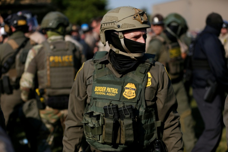 Un agent de la police aux frontières (CBP) à Broadview, dans l'Illinois, le 3 octobre 2025 ( AFP / OCTAVIO JONES )