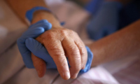 Une infirmière s'occupe d'une patiente en soins palliatifs à l'hôpital Eugénie d'Ajaccio, le 23 avril 2020 ( AFP / Pascal POCHARD-CASABIANCA )
