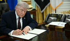Le président américain Donald Trump signe des décrets dans le Bureau ovale de la Maison Blanche, le 31 mars 2026 à Washington ( AFP / Brendan SMIALOWSKI )