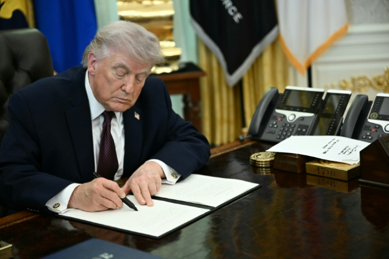 Le président américain Donald Trump signe des décrets dans le Bureau ovale de la Maison Blanche, le 31 mars 2026 à Washington ( AFP / Brendan SMIALOWSKI )