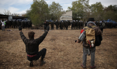 Manifestants et policiers à Saïx, en marge du chantier de l'autoroute A69, le 22 octobre 2023. ( AFP / VALENTINE CHAPUIS )