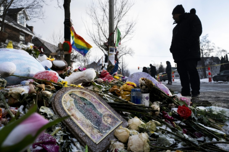 Un mémorial improvisé pour Renee Nicole Good, tuée par un agent de l'ICE, le 22 janvier 2026 à Minneapolis ( AFP / ROBERTO SCHMIDT )