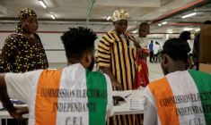 Des représentants de la commission électorale supervisent les opérations de vote pour la présidentielle ivoirienne, à Abidjan le 25 octobre 2025 ( AFP / EMMANUEL CROSET )