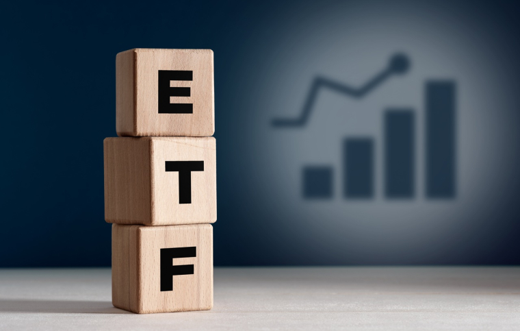 ETF, cubes en bois (Crédits: Adobe Stock)