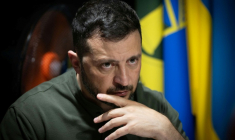 Photographie fournie par le service de presse de la présidence ukrainienne le 4 août 2025, montrant le président Volodymyr Zelensky dans la région de Kharkiv ( UKRAINIAN PRESIDENTIAL PRESS SERVICE / Handout )