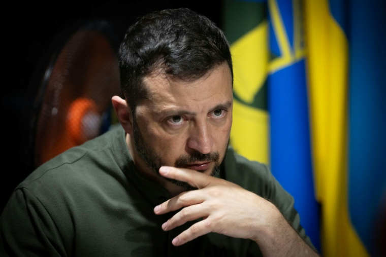 Photographie fournie par le service de presse de la présidence ukrainienne le 4 août 2025, montrant le président Volodymyr Zelensky dans la région de Kharkiv ( UKRAINIAN PRESIDENTIAL PRESS SERVICE / Handout )