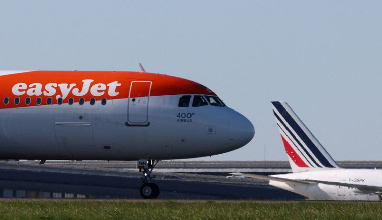 Un avion easyJet fait du taxi à l'aéroport Charles de Gaulle, à Roissy-en-France, près de Paris