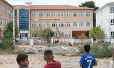 Des enfants regardent un lycée professionnel où un adolescent a ouvert le feu à Turgutlu, dans l'ouest de la Turquie, le 22 septembre 2026 ( AFP / Ilker ERAY )