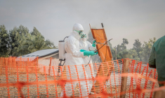 Des agents de santé désinfectent un brancard après avoir transporté un patient atteint du virus Ebola au centre de traitement Ebola (CTE) de Bunia, en Ituri, le 23 juin 2026 en RDC ( AFP / Benediction MURHABAZI )