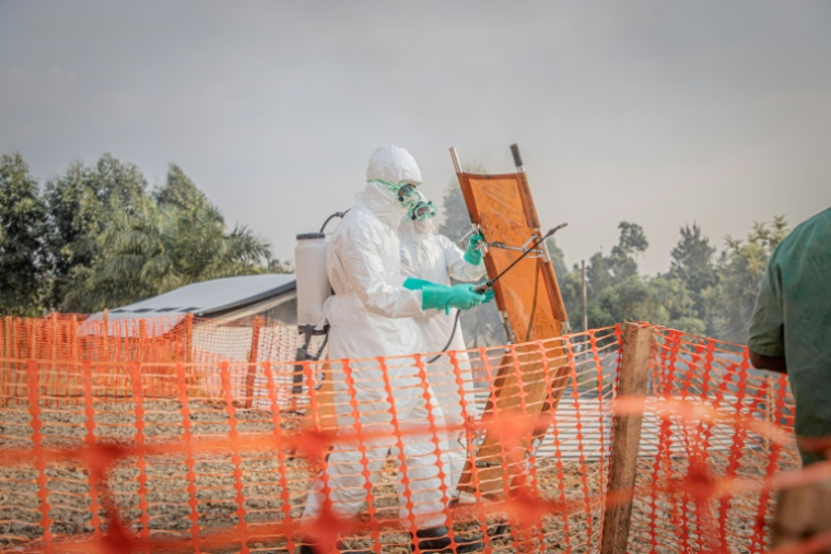 Des agents de santé désinfectent un brancard après avoir transporté un patient atteint du virus Ebola au centre de traitement Ebola (CTE) de Bunia, en Ituri, le 23 juin 2026 en RDC ( AFP / Benediction MURHABAZI )