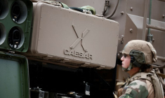 Des soldats de l'armée française installent un canon automoteur Caesar