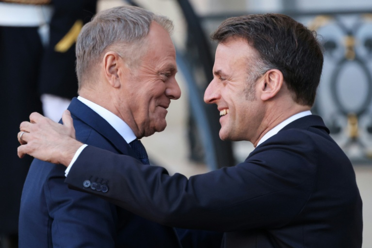 Le président français Emmanuel Macron (à droite) et le Premier ministre polonais Donald Tusk à l'Elysée, à Paris, le 6 janvier 2026 ( AFP / Ludovic MARIN )