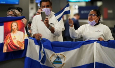 Des prisonniers politiques du Nicaragua arrivent près de l'aéroport international de Dulles en Virginie