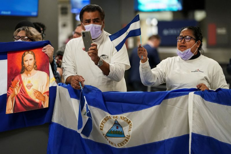 Des prisonniers politiques du Nicaragua arrivent près de l'aéroport international de Dulles en Virginie
