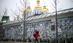 Une personne passe devant le Mur du Souvenir des Morts pour l'Ukraine à Kiev, le 25 février 2026 ( AFP / HENRY NICHOLLS )