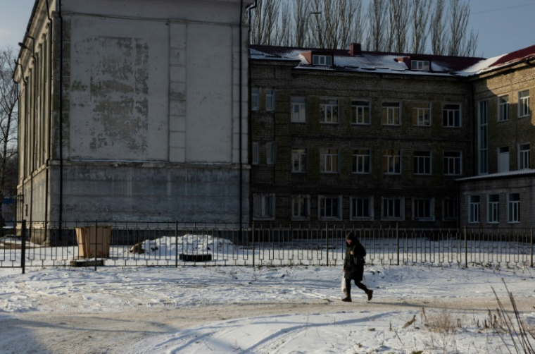 Une femme dans une rue de Kramatorsk, dans l'est de l'Ukraine, le 20 janvier 2026 ( AFP / Tetiana DZHAFAROVA )