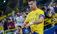 Cristiano Ronaldo porte une écharpe de l'Arabie saoudite
