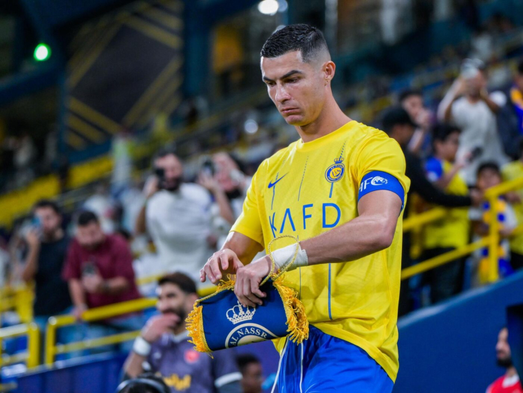 Cristiano Ronaldo porte une écharpe de l'Arabie saoudite