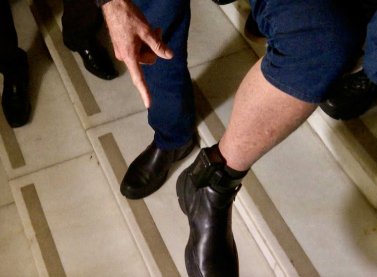 Image tirée d'une vidéo de l'AFPTV montrant l'ancien président brésilien Jair Bolsonaro et son bracelet électronique à la sortie du Congrès à Brasilia, le 21 juillet 2025 ( AFPTV / JOSÉ OSORIO )