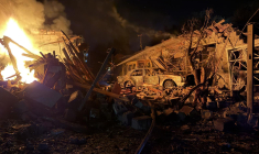 Un secouriste ukrainien intervient sur le site d'une frappe russe à Zaporijjia, en Ukraine, le 11 août 2026. ( AFP / Darya NAZAROVA )