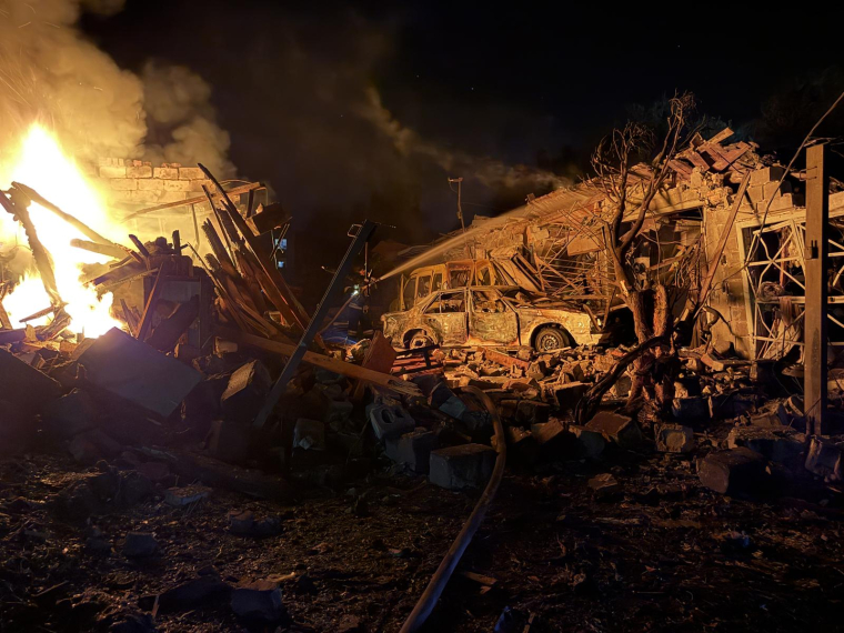 Un secouriste ukrainien intervient sur le site d'une frappe russe à Zaporijjia, en Ukraine, le 11 août 2026. ( AFP / Darya NAZAROVA )