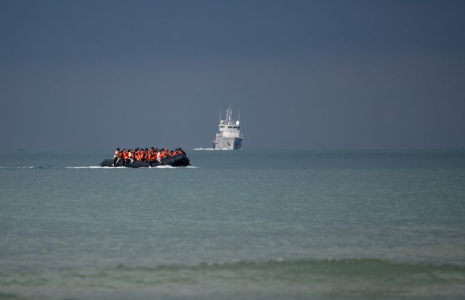 Des migrants tentent de traverser la Manche, sur la plage des Dunes de la Slack à Wimereux