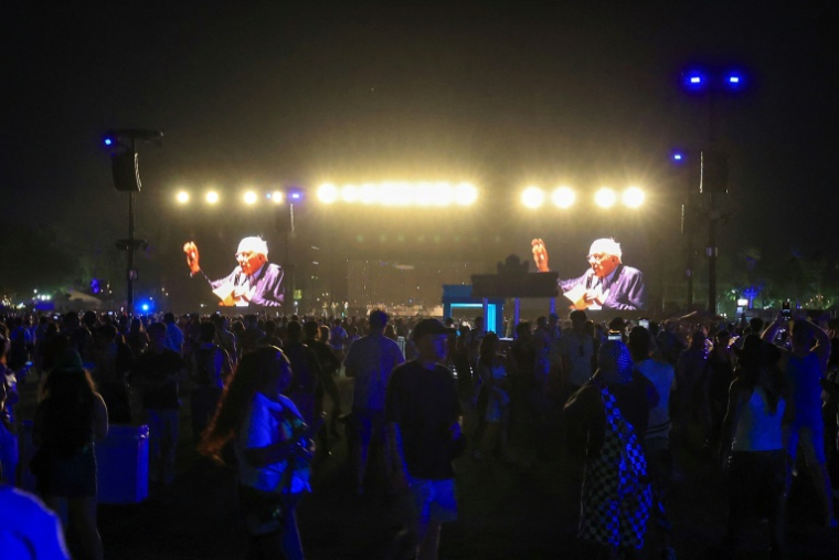 Bernie Sanders sur la scène du festival de musique Coachella, dans le désert californien, le 12 avril 2025 ( AFP / VALERIE MACON )