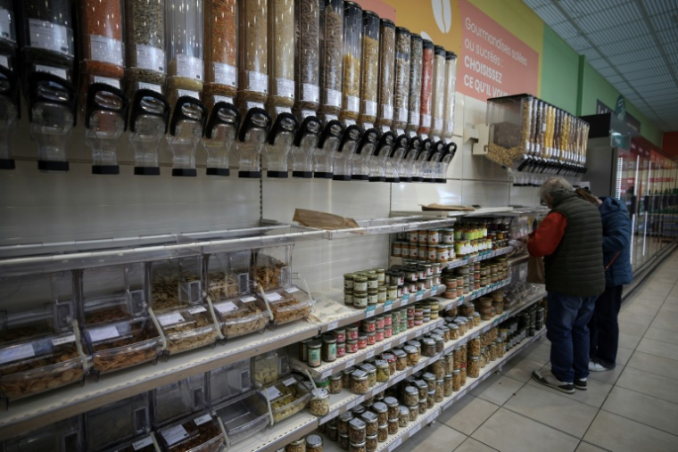 La grande distribution baisse ses marges sur les produits emblématiques (Coca-Cola, bière, Nutella, etc.) et les rattrape sur les produits bio ou de qualité ( AFP / Valentine CHAPUIS )