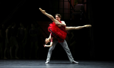 La prima ballerina Romina Contreras et le danseur principal Ige Cornelis du Ballet de Monte-Carlo lors de la soirée d'ouverture du ballet « Ma Bayadère », une création du danseur et chorégraphe français Jean-Christophe Maillot, à Monaco, le 26 décembre 2025 ( AFP / Valery HACHE )