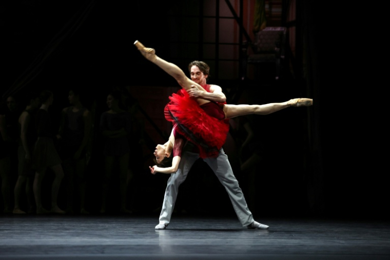 La prima ballerina Romina Contreras et le danseur principal Ige Cornelis du Ballet de Monte-Carlo lors de la soirée d'ouverture du ballet « Ma Bayadère », une création du danseur et chorégraphe français Jean-Christophe Maillot, à Monaco, le 26 décembre 2025 ( AFP / Valery HACHE )
