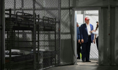 Le président américain Donald Trump en visite dans un nouveau centre de rétention de migrants appelé "l'Alcatraz des alligators" ("Alligator Alcatraz"), à Ochopee (Floride), aux Etats-Unis, le 1er juillet 2025 ( AFP / ANDREW CABALLERO-REYNOLDS )