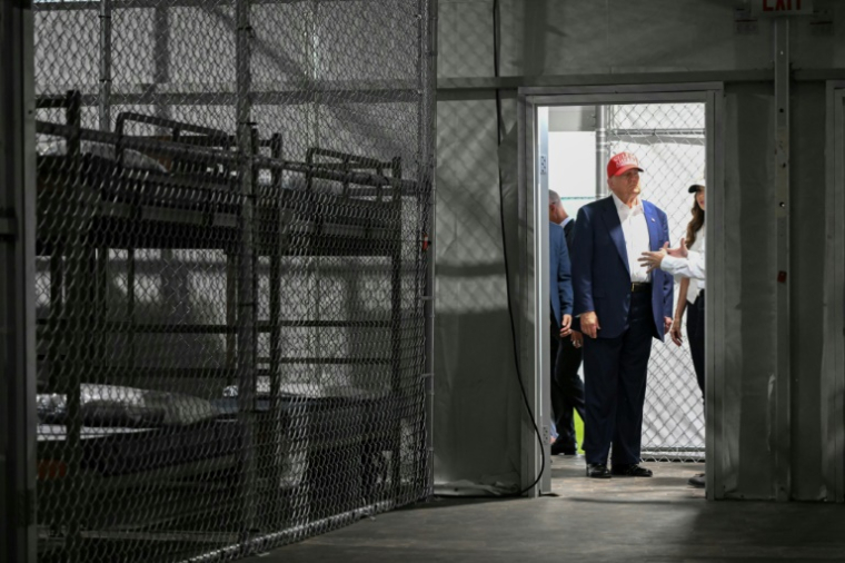 Le président américain Donald Trump en visite dans un nouveau centre de rétention de migrants appelé "l'Alcatraz des alligators" ("Alligator Alcatraz"), à Ochopee (Floride), aux Etats-Unis, le 1er juillet 2025 ( AFP / ANDREW CABALLERO-REYNOLDS )